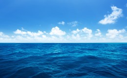  蓝色的海洋蓝天白云风景桌面壁纸