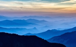 连绵起伏的峻岭山峰风景桌面壁纸