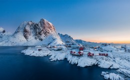 雪山村庄夕阳4K雪景电脑壁纸