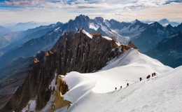 屹立在街道上空中的冰雪山峰美图