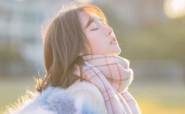 闭上眼睛的小姐姐围巾桌面壁纸